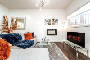 Chic Suite - Long Stays - King Bed - Fireplace & WiFi